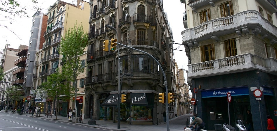 Restauración, salud, aseguradoras y deporte impulsan el retail en Barcelona